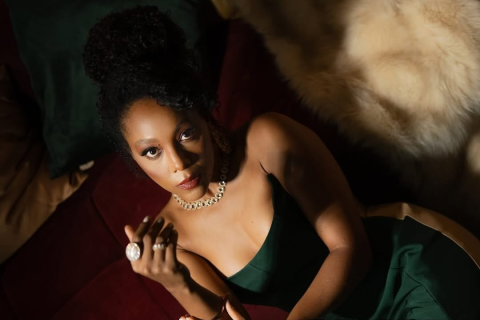 Negra Li questiona superficialidades da vida moderna em novo clipe da música Fake