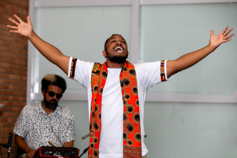 Performance literária “África é Logo Aqui” transforma a Biblioteca do Sesc em travessia poética de identidade e ancestralidade