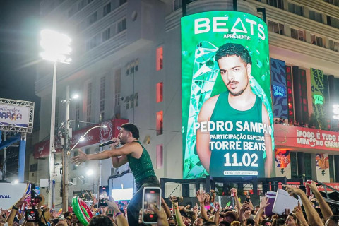 Beats traz Pedro Sampaio para ação no Largo do Farol da Barra em cima do jet ski para chegar ao palco