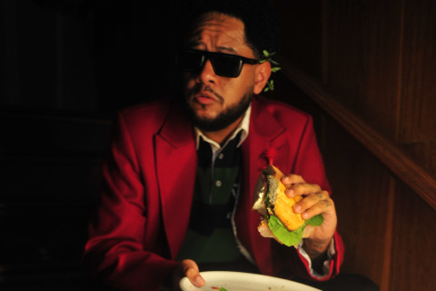 Emicida mira em Racionais MCs para encontrar o próprio caminho com "Emicida Racional VL 2 - Mesmas Cores & Mesmos Valores"