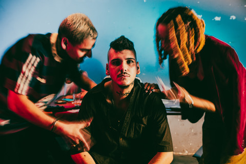 Tom Camelo lança EP “O Que Não Aquece Meu Coração, Esfria Meu Sangue” e anuncia show de estreia ao vivo