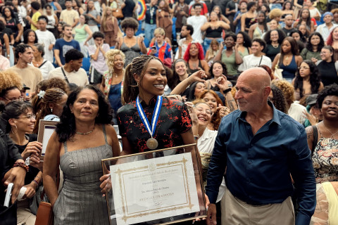 Hip Hop Contra o Feminicídio lota auditório da Uerj em noite de homenagens à Ebony e a coletivos de mulheres